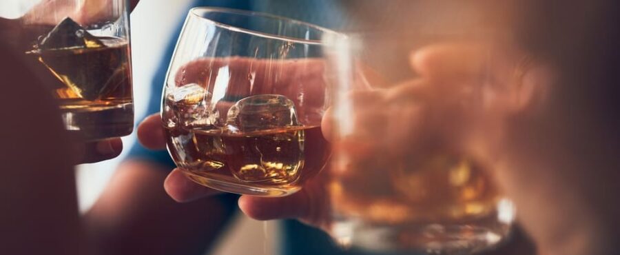 Wpływ alkoholu na poziom cukru we krwi: Co powinniśmy wiedzieć o piciu alkoholu przez cukrzyków?