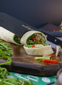 kolacja 2 minitortille z wedzonym pstragiem i gruszka