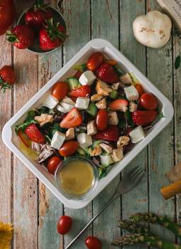 kolacja salatka z kurczakiem serem feta i truskawka