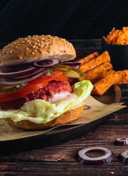 obiad burger wolowy w bulce razowej z pieczonymi ziemniaczkami i kiszonymi ogorkami