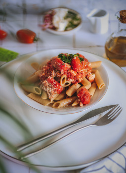 obiad makaron z feta zapiekana z pomidorkami