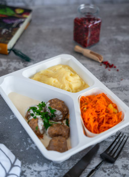 obiad pulpeciki w sosie chrzanowym z puree ziemniaczanym i surowka z marchwi