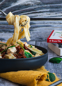 obiad tagliatelle z suszonymi pomidorami i szpinakiem