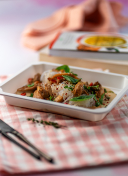 obiad udka z kurczaka z makaronem konjac w sosie azjatyckim