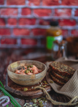 podwieczorek tatar z lososia z pieczywem keto