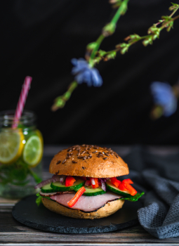 sniadanie bulka razowa z szynka i warzywami