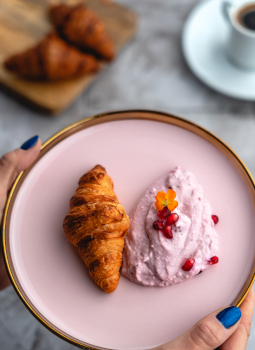 sniadanie croissant z twarozkiem truskawkowym