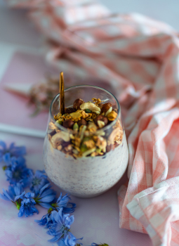 sniadanie granola orzechowa z jogurtem