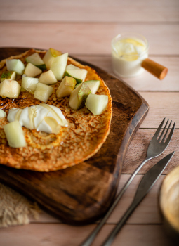 sniadanie omlet owsiany z melonem i gruszka polane jogurtem z miodem