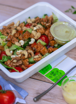 sniadanie salatka z tempehem i orzechami