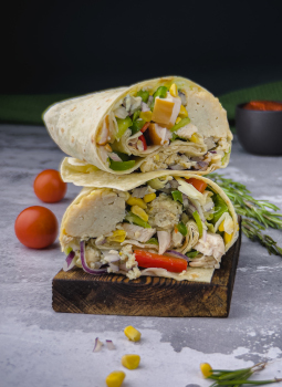 sniadanie wrap z grillowanym kurczakiem i jajecznica